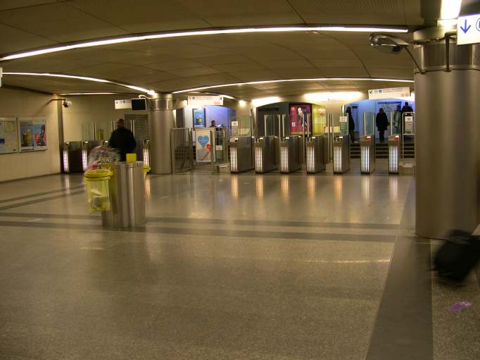  Portillons de la station de métro Saint-Lazare